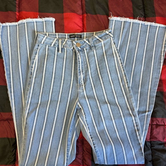 Size 28L flare jeans. High waisted. Very stretchy. - Picture 2 of 2